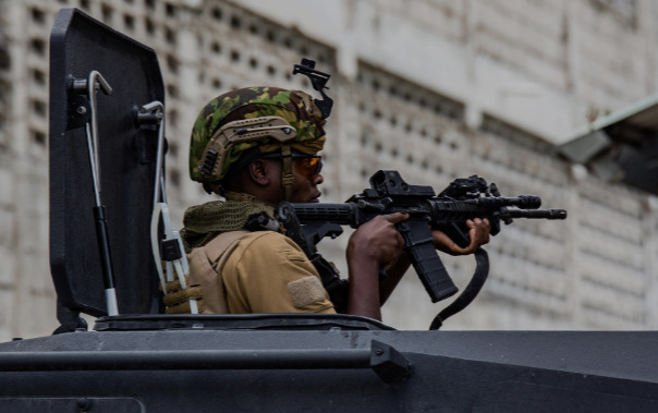 Un policía keniano vigila luego de un ataque al primer ministro haitiano, Garry Conille.