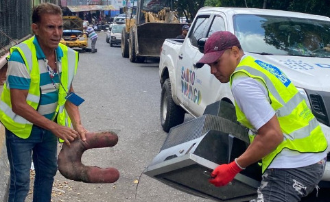 La Alcaldía del Distrito Nacional cierra dos metaleras ilegales en Villa Consuelo.