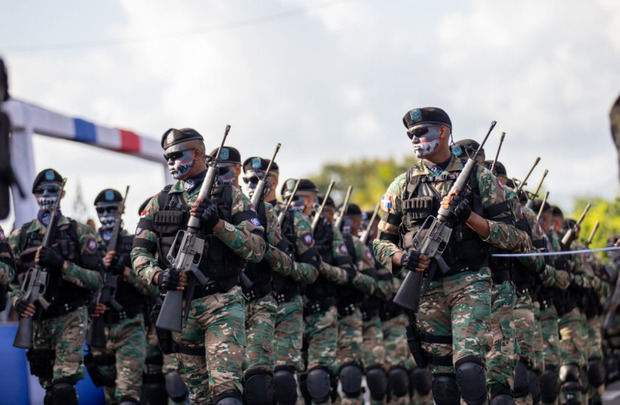 Desfile militar-policial con motivo 160 aniversario de la Restauración.
