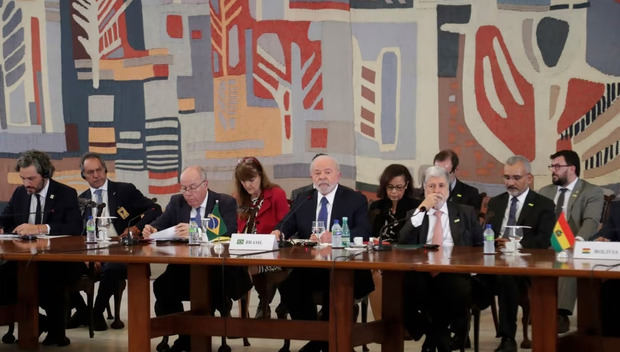 El presidente brasileño Luiz Inácio Lula da Silva, al centro, recibe a los líderes en la Cumbre Sudamericana en el palacio de Itamaraty en Brasil.