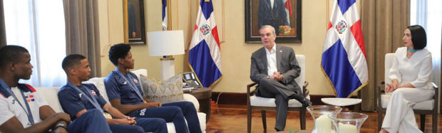 Presidente Abinader recibe en Palacio Nacional a medallistas olímpicos Marileidy Paulino, Yunior Alcántara y Cristian Pinales.