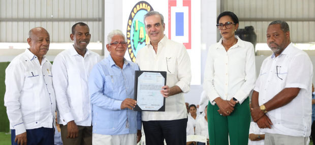 Presidente Abinader entrega 723 títulos de propiedad.