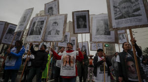 ¡Fue el Ejército!', claman en México en marcha por Ayotzinapa tras década de impunidad