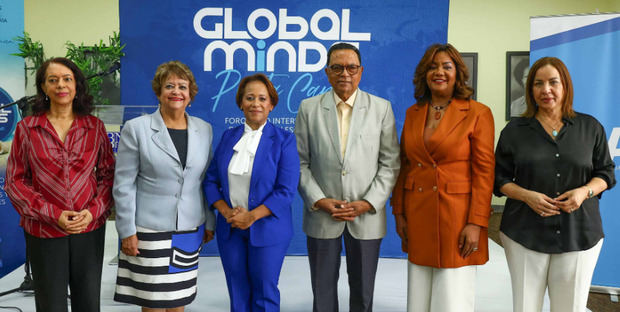 Emilia Pereyra, Verónica Sención, Euselandia Alcántara, Rafael Peralta Romero, Amarilys Durán y Rosario Vázquez durante encuentro para conocer detalles de Global Minds. 