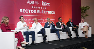 Ministro Santos Echavarría dice se desarrollan 30 proyectos de generación eléctrica