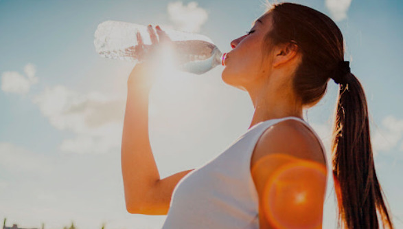 Salud Pública recomienda el consumo de abundante agua ante ola de calor.