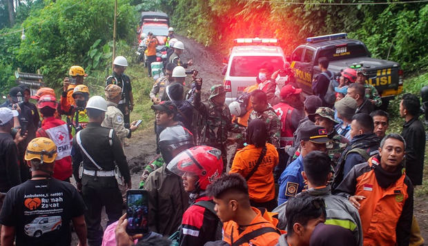 Rescatistas evacúan a un superviviente de la erupción del volcán Merapi en Agam, Sumatra Occidental, Indonesia.