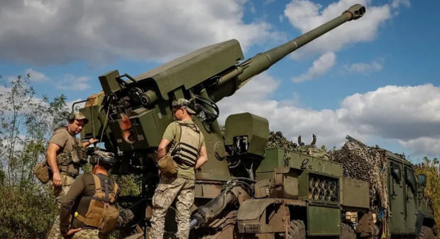 Operarios de un 2S22 Bohdana preparan un disparo en la línea del frente de Donetsk.