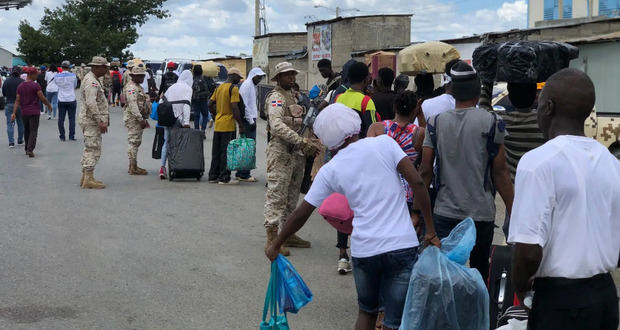 Haitianos salen de RD.