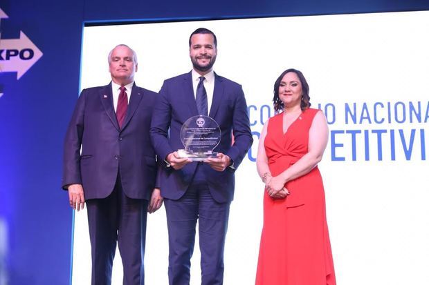 Rafael Paz, director ejecutivo de COMPETITIVIDAD recibe el galardón.