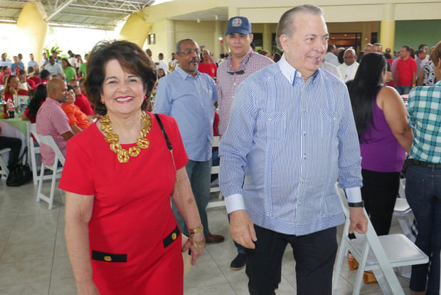 Selman y su esposa Gloria Mejía de Selman llegan al  evento.