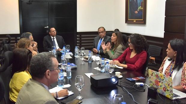 El ministro de Educación, Antonio Peña Mirabal realizó un encuentro con representantes de la Universidad Iberoamericana (UNIBE)