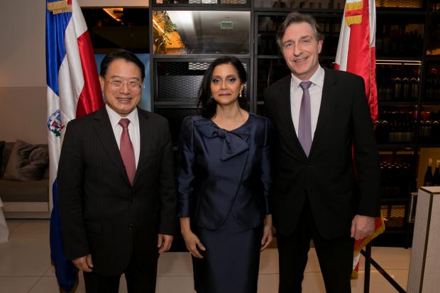 Sr Li Yong, director general de ONUDI, la embajadora Victoria Kruse y el embajador Enno Drofenik.