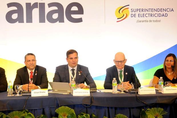 El presidente de la Asociación Iberoamericana de Entidades Reguladoras de Energía (ARIAE), André Pepitone junto a miembros participantes  de la asamblea.
