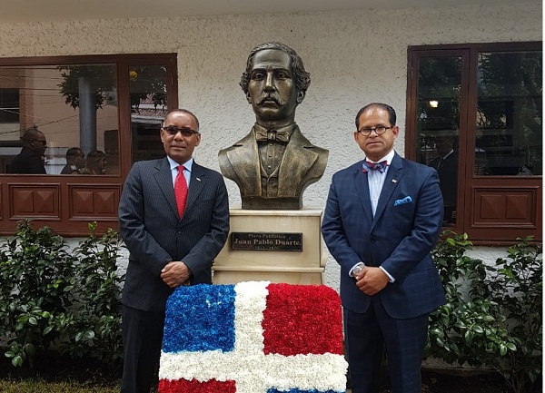 Tomas Roa, Ministro Consejero y Juan Gilberto Núñez, posan junto al busto de Duarte recién instalado.