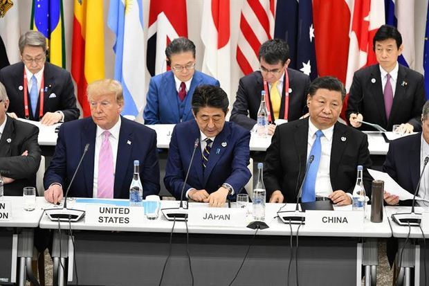 El presidente de los Estados Unidos, Donald Trump, el primer ministro nipón Shinzo Abe y el presidente chino Xi Jinping asisten a una sesión plenaria de la cumbre de líderes del G20 que se celebra en Osaka, Japón, este viernes.