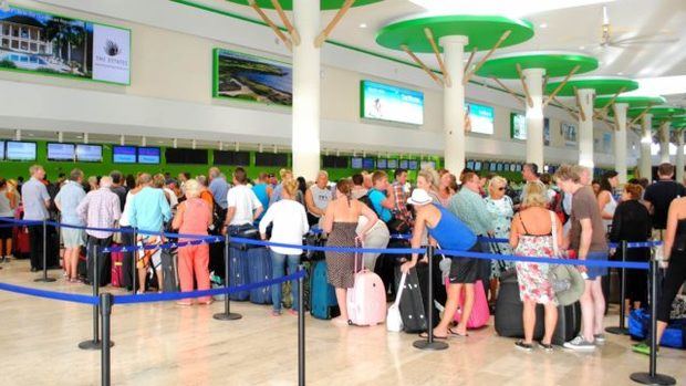 Más de 93 mil turistas repatriados después suspensión de vuelos a RD.
