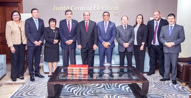Representantes de la Unión Interamericana de Organismos Electorales, UNIORE, fue recibida por pleno de la JCE.