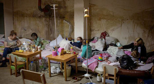 El sótano de un centro perinatal en Kyiv se ha convertido en una sala de maternindad improvisada después de la invasión de Rusia del país.