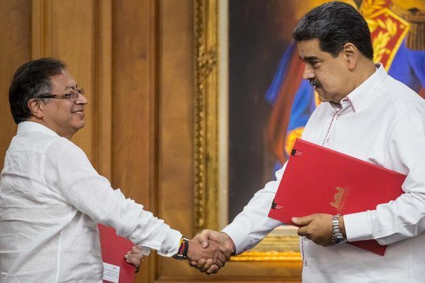 El presidente de Venezuela, Nicolás Maduro (d), y su homólogo de Colombia, Gustavo Petro (i), se reúnen en el Palacio de Miraflores, en Caracas, Venezuela.