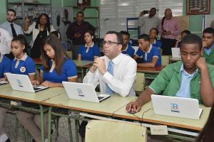 Andrés Navarro lleva República Digital a escuelas del barrio Los Guandules