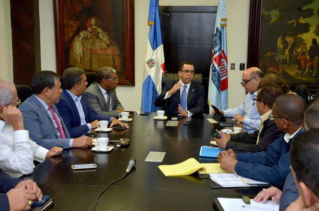 Navarro encabezó una primera reunión con los directores generales de los organismos que componen la comisión de emergencia.