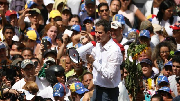 Guaidó habla a sus simpatizantes durante la manifestación de este sábado en Caracas.