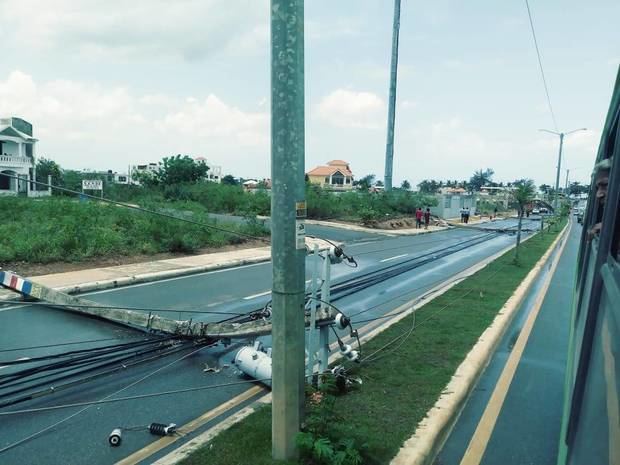 Empresa Distribuidora de Electricidad del Este (Edeeste) informó que un ventarrón derribó once postes del tendido eléctrico.