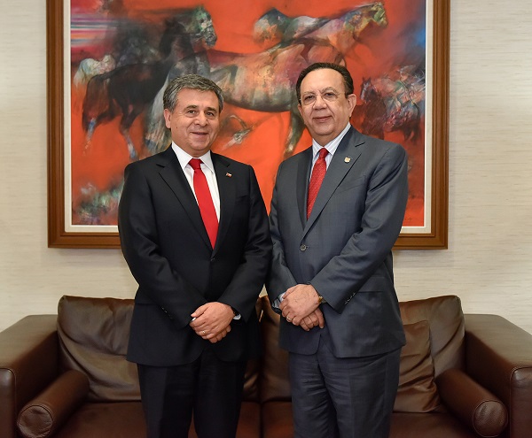El embajador de Chile, Romilio Gutiérrez Pino, y el gobernador del BCRD, Héctor Valdez Albizu.
