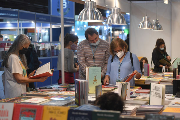 Afirman que las ventas en la Feria del Libro superan a las de años recientes.