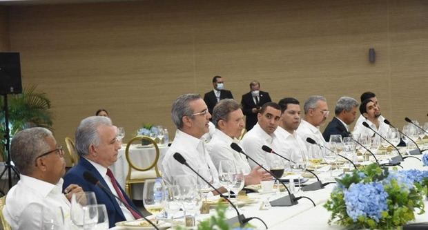 El presidente Luis Abinader junto al canciller, Roberto Álvarez, se reuniò con varios embajadores acreditados en el país 