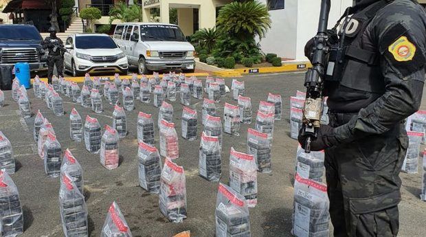 Autoridades se incautan de 615 paquetes de cocaína en 2 operaciones marí­timas.