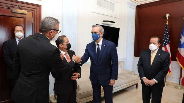 Presidente Luis Abinader es recibido en Puerto Rico.