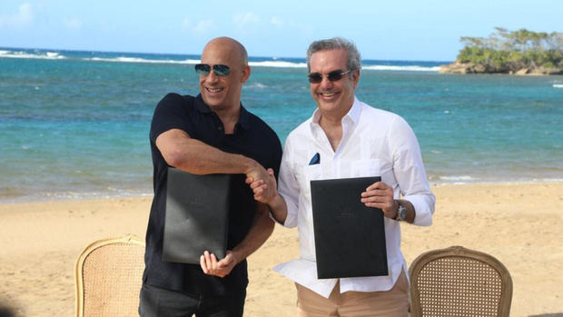 El presidente Luis Abinader y el afamado actor de cine norteamericano, Vin Diesel, firmaron un memorándum de entendimiento para la estructuración de un ambicioso proyecto que incluirá estudios cinematográficos. 