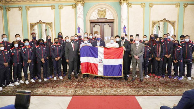 Presidente Abinader entrega bandera nacional a delegación que irá a Juegos Panamericanos Júnior.
