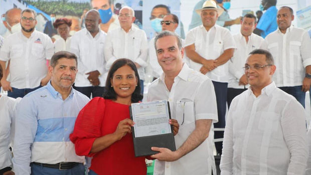 Más de 600 familias del Distrito Municipal de Boyá fueron impactadas este domingo con la entrega de 628 títulos de propiedad por parte del presidente Luis Abinader.
