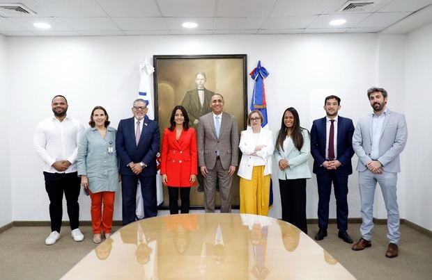 El director general Pedro Quezada, recibió en el país a una delegación del gobierno de España