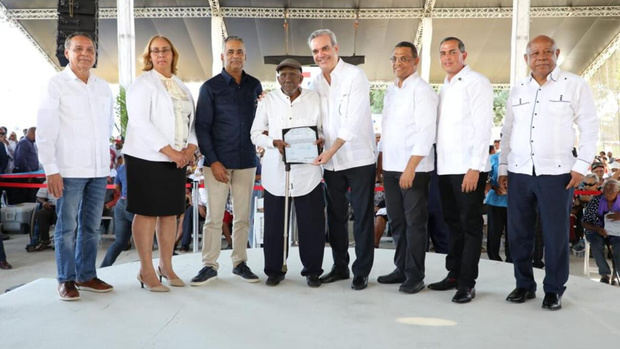 Presidente Abinader entrega 1,300 títulos de un total de 2,817 en Bajos de Haina, San Cristóbal.