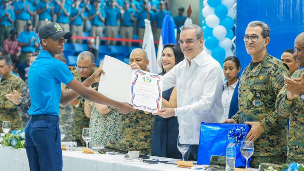 Presidente Abinader encabeza graduación de programa del Servicio Militar Voluntario.