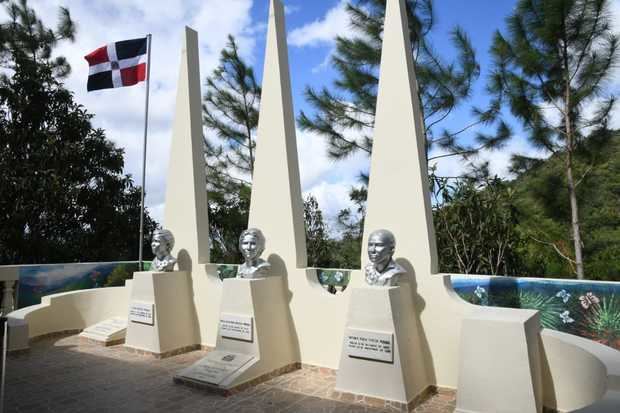 Carretera La Cumbre-Monumento a las Hermanas Mirabal-Tamboril-Guazumal.