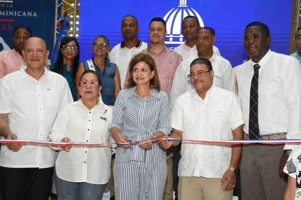 La vicepresidenta de la República, Raquel Peña, y el ministro de Deportes, Francisco Camacho, junto a niños, y figuras públicas de Santiago.