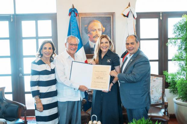 Alcaldesa Carolina Mejía designa a Frank Rainieri como mentor turístico de Santo Domingo