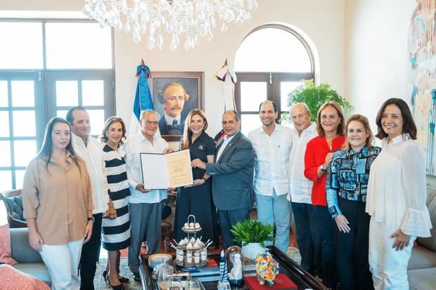 Alcaldesa Carolina Mejía designa a Frank Rainieri como mentor turístico de Santo Domingo.