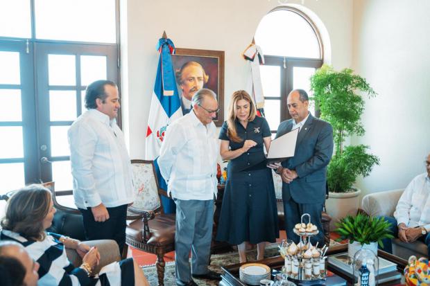 Alcaldesa Carolina Mejía designa a Frank Rainieri como mentor turístico de Santo Domingo