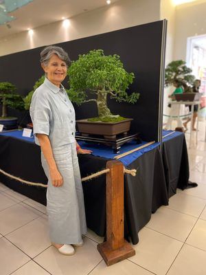 Bernarda Liriano y su bonsái.