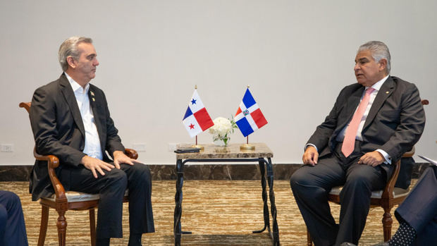 Presidente Abinader se reúne con nuevo presidente panameño, José Raúl Mulino Quintero.