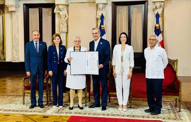 Gobierno entrega Premio a la Excelencia.