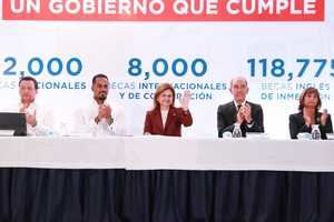 Gobierno dominicano entrega becas nacionales a miles de jóvenes meritorios