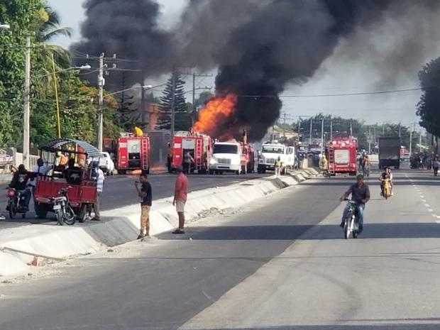 La explosión de un camión de gas en la autopista Duarte involucra a varios vehículos