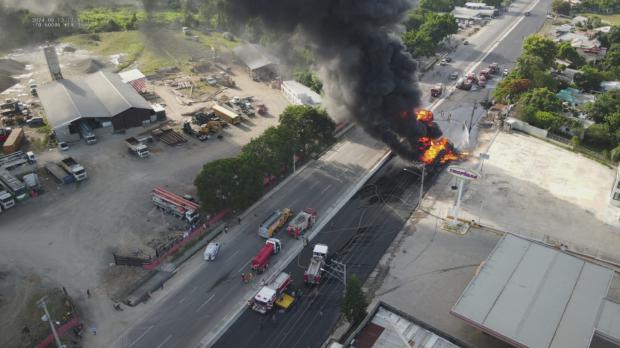 La explosión de un camión de gas en la autopista Duarte involucra a varios vehículos